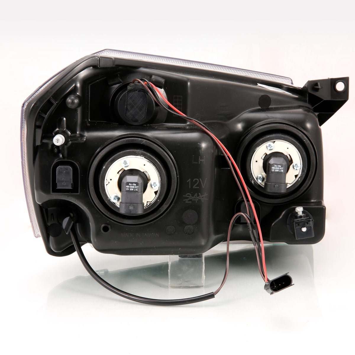 ANZO Crystal Headlights (2005-2007 Magnum) - 111425
