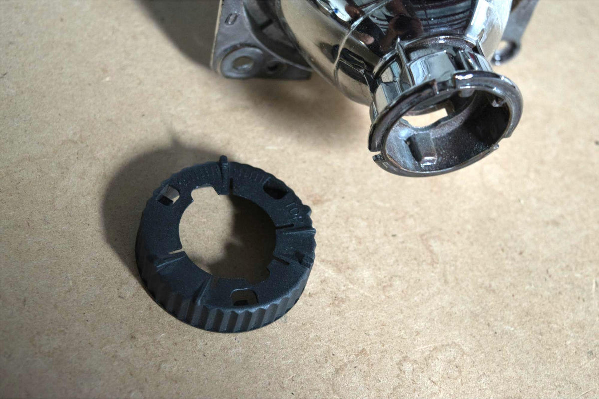 Acme Bulb Retainer Ring: Hella (D1S) (Universal) - A170