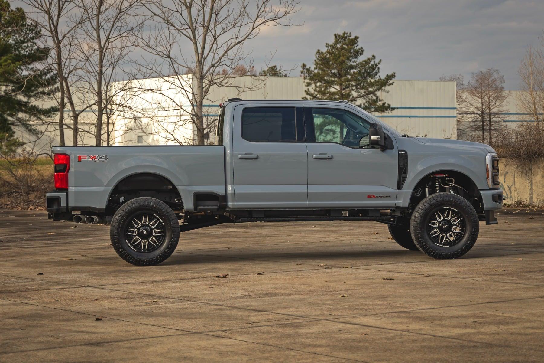 Rough Country 4.5 Inch Lift Kit V2 Diesel Ford F-250/F-350 Super Duty 4WD (2023-2026) (2023-2024 F-350 Super Duty, F-250 Super Duty) - 400157