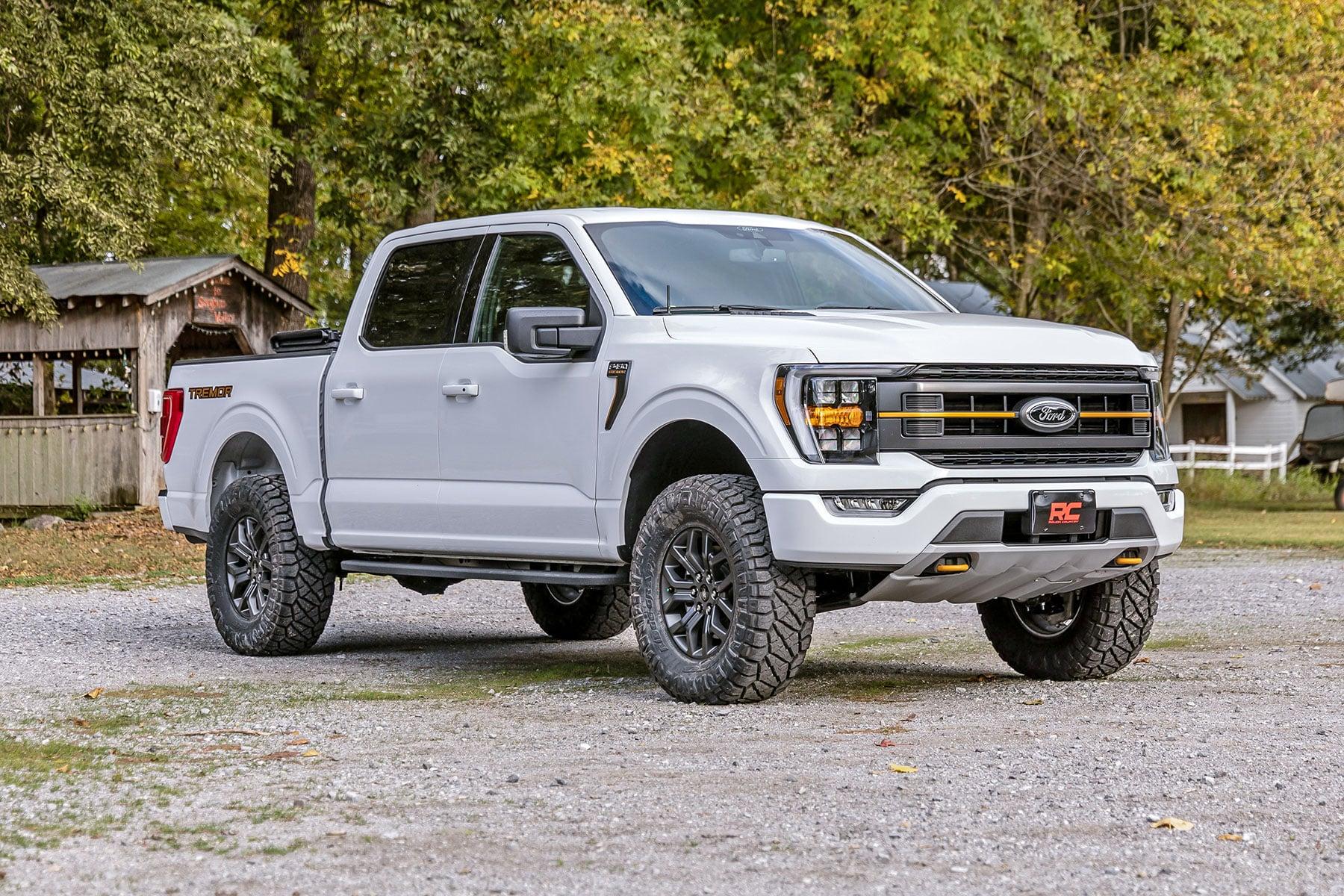 Rough Country 2.5 Inch Lift Kit M1 Struts Ford F-150 Tremor 4WD (2021-2025) (2021-2025 F-150) - 510040