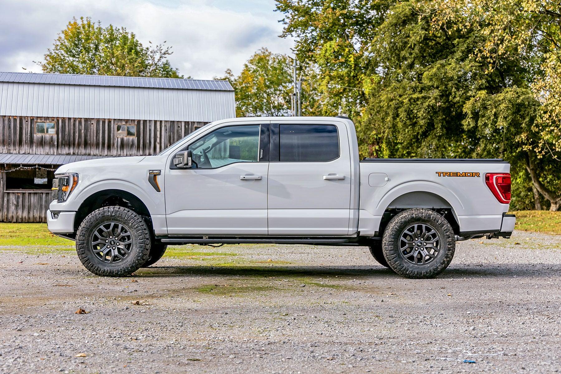 Rough Country 2.5 Inch Lift Kit M1 Struts Ford F-150 Tremor 4WD (2021-2025) (2021-2025 F-150) - 510040