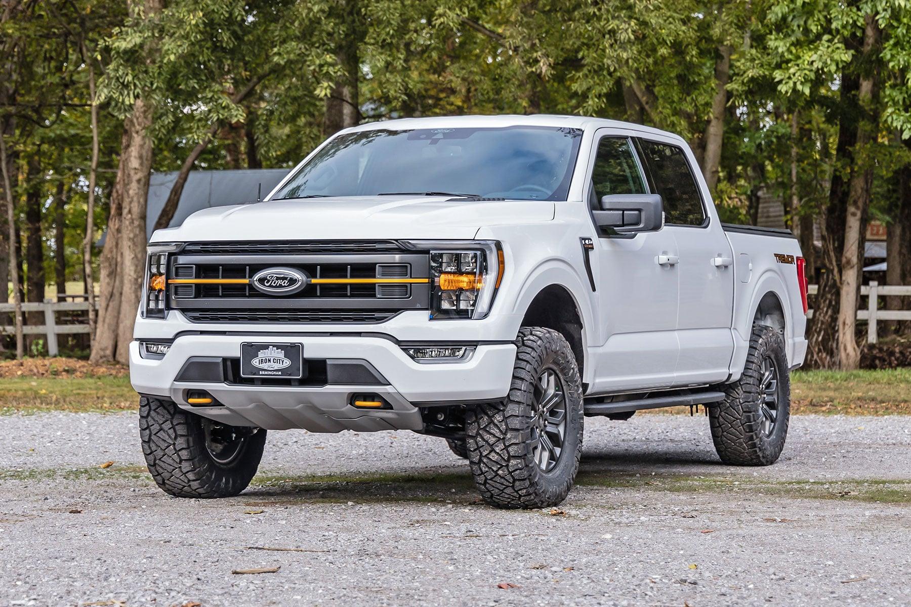 Rough Country 2.5 Inch Lift Kit M1 Struts Ford F-150 Tremor 4WD (2021-2025) (2021-2025 F-150) - 510040