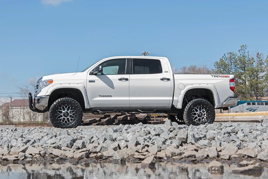 Rough Country 6 Inch Lift Kit M1 Struts/M1 Toyota Tundra 4WD (2016-2021) (2016-2021 Tundra) - 75240