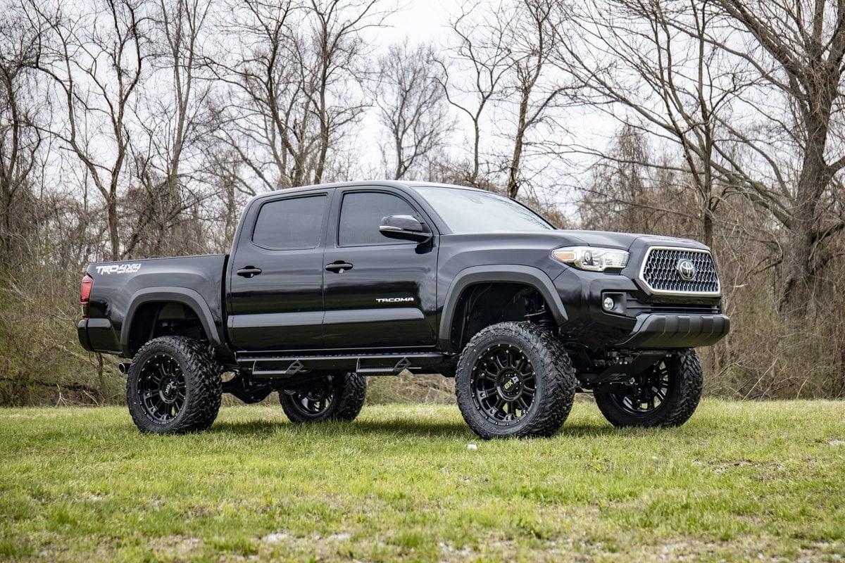 Rough Country 6 Inch Lift Kit M1 Struts/M1 Toyota Tacoma 2WD/4WD (2016-2023) (2016-2023 Tacoma) - 75840